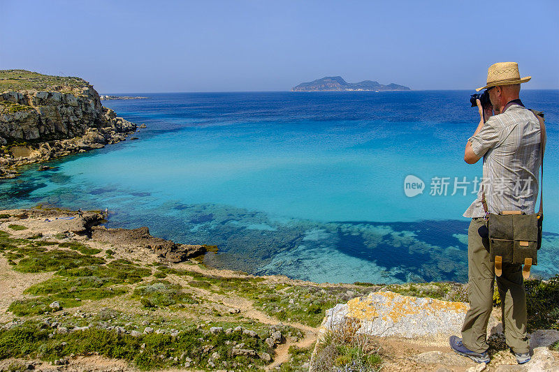 到卡拉罗萨(Cala Rossa)拍照，这是法维尼亚纳(Favignana)最好的海滩之一，埃加迪群岛(意大利西西里)的主岛。